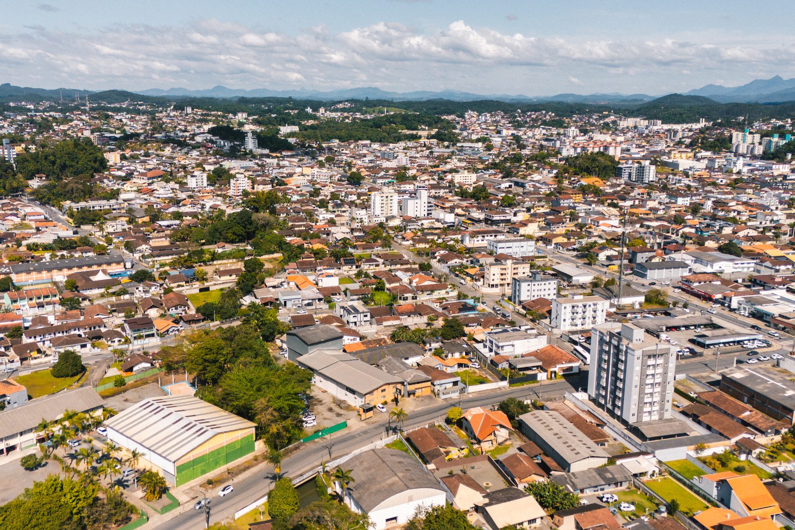 Joinville vista do alto, com os bairros e a serra ao fundo