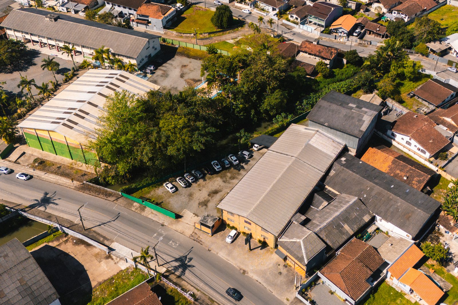 A rua em frente à igreja e o bairro Itaum ao redor
